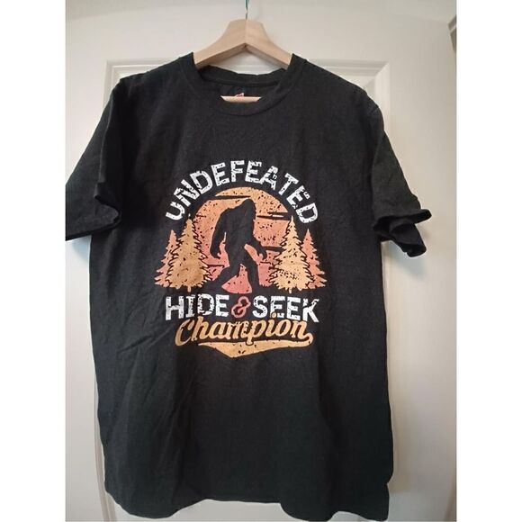 Undefeated Hide and Seek Champion Men's T-shirt size Medium - Picture 1 of 2
